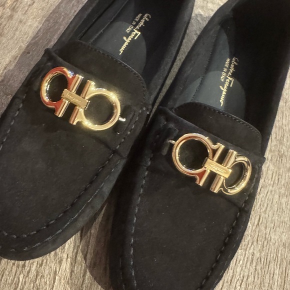 Ferragamo Berra Reversible Suede Driver Loafers. - Picture 4 of 8